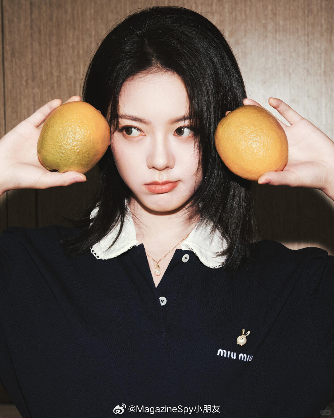赵今麦 最新营业，身穿Miu Miu 2026夏日系列，藏蓝Polo衫搭配格纹半