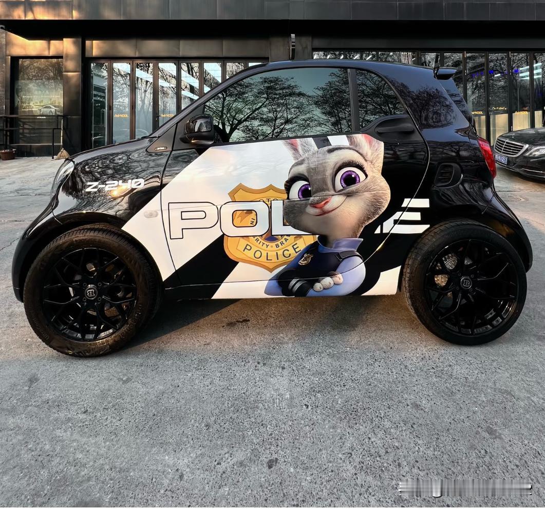 疯狂动物城2前段时间很火。这辆smart也贴上了兔子和狐狸的图案