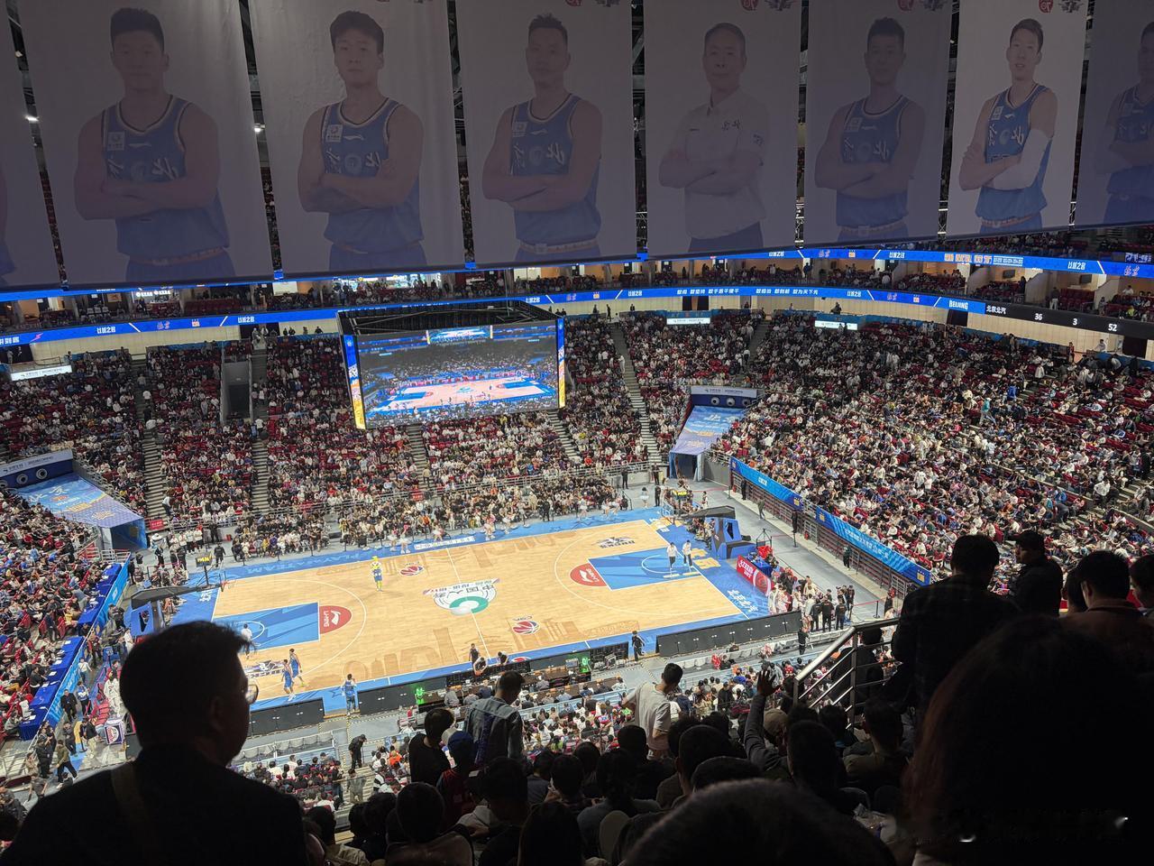 北京主场被投诉。
上海男篮对阵北京男篮，王哲林在球场上威风八面，个人拿下24分1