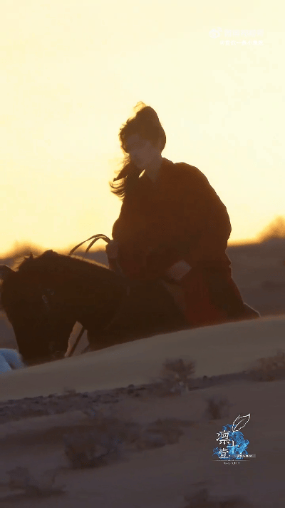 还得是实景拍摄👏👏龚俊《凤舞九天》大漠落日实拍，这份自然光影的馈赠，再逼真的