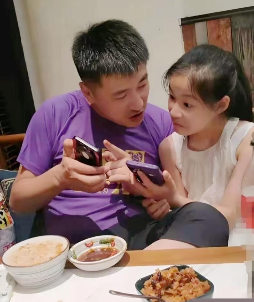 张雪峰走了
他最放心不下的
不是他估值几亿的公司，也不是他的父母
而是他的女儿。