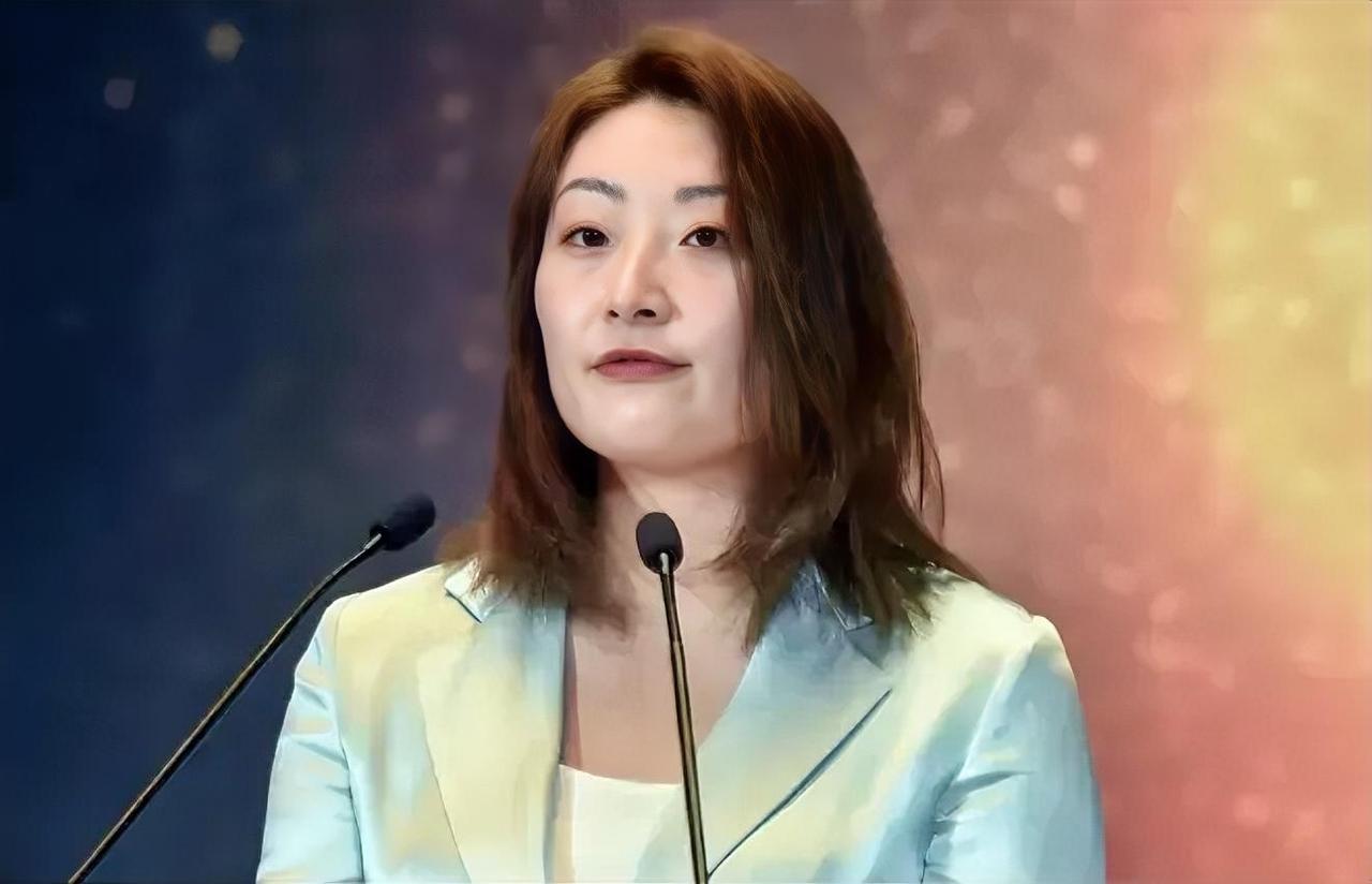 父亲走后458天，
她终究没能守住娃哈哈。
宗馥莉辞职从公主变创一代。

宗馥莉