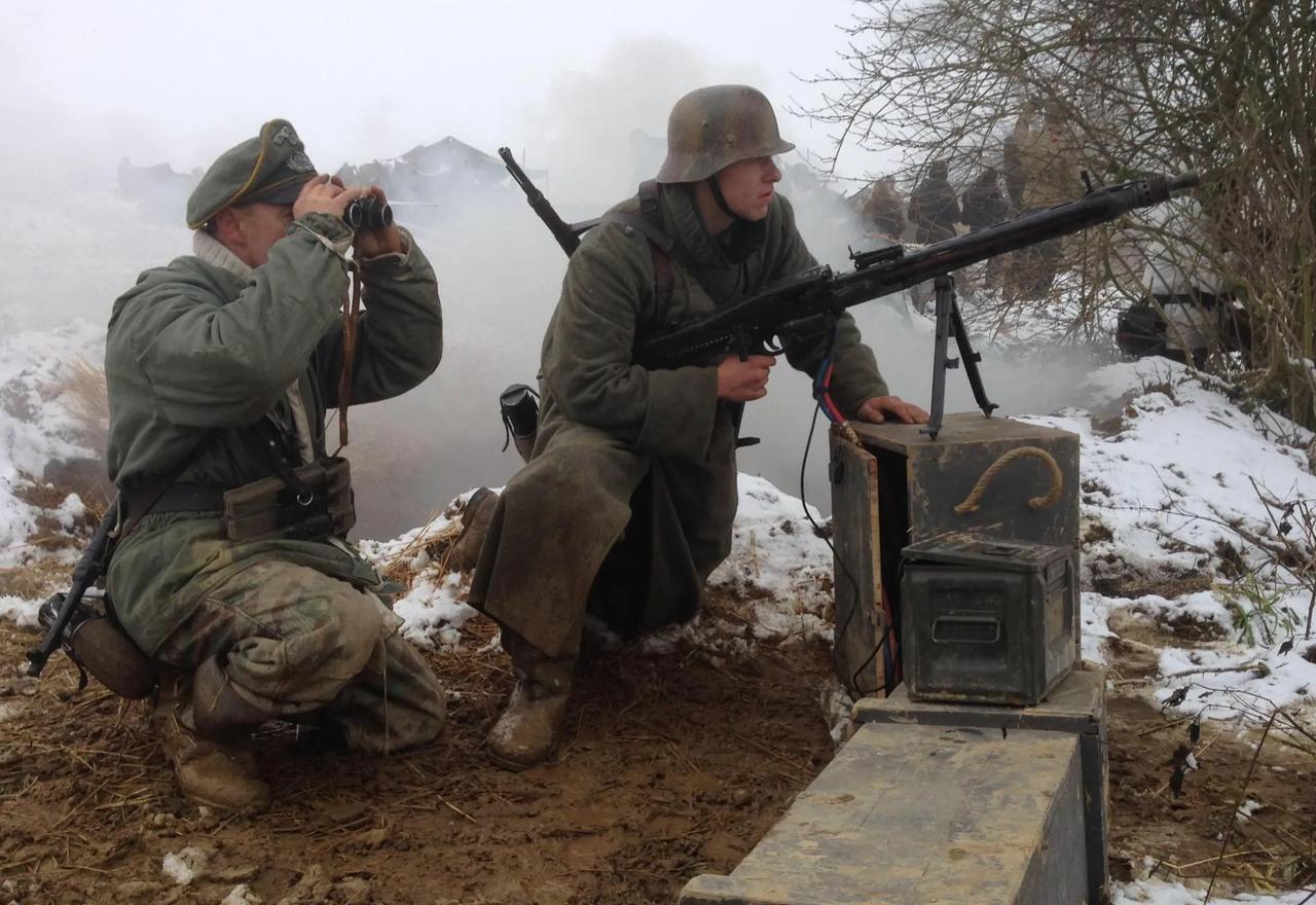 历史上的今天，纳粹德军开始了灭亡前的挣扎，公元1944年12月16日拂晓，在密集