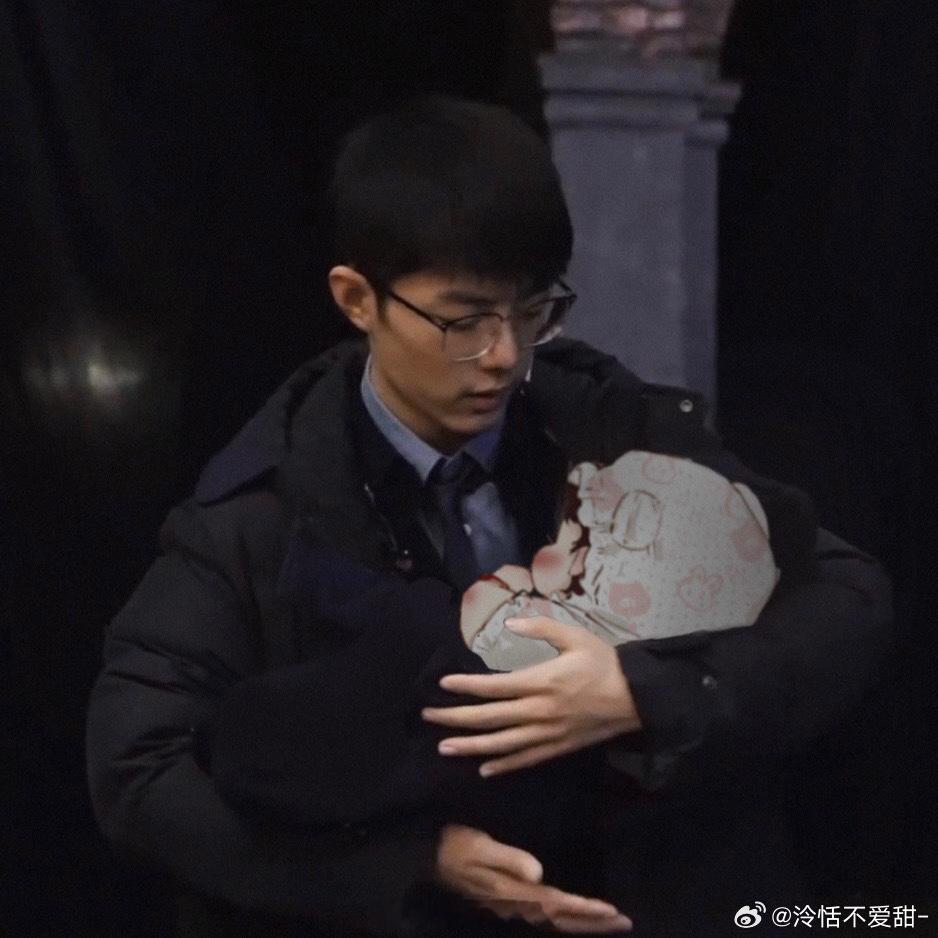 肖战抱着琑儿哄睡的时候就这样🥺🤲🏻 