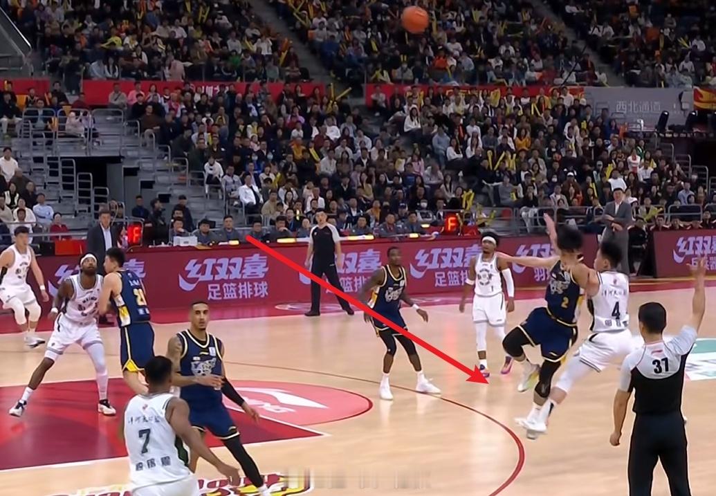 消息源对直播吧记者透露，徐杰前往医院进行了眉骨缝针。后续消息，徐杰已经缝针完毕，