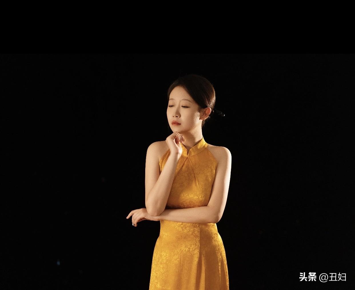 新中式服装的魅力在哪里?古典美人与团扇，静谧优雅，韵味十足。