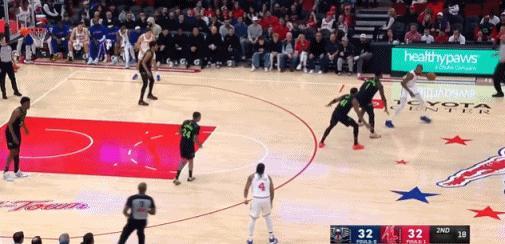 你们都拉开，让我单打他！
37岁的杜兰特军训25岁的锡安……
白瞎了锡安这身顶级