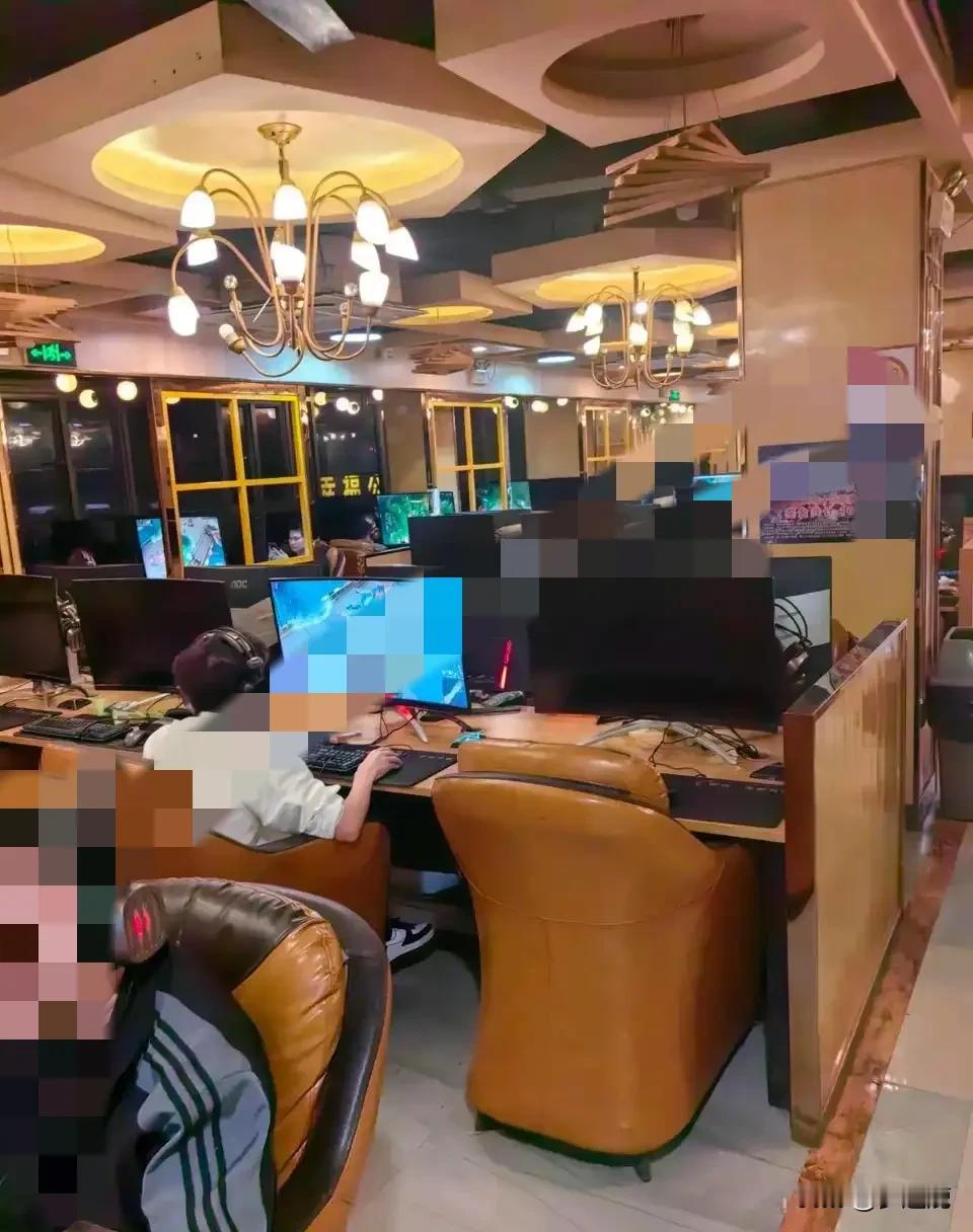网吧变迁，时光匆匆

如今已是2024年，回望过去，总以为时间已经悄然流逝了许久