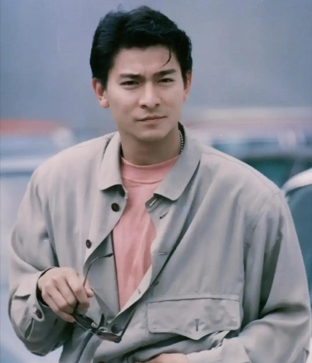 刘德华自曝当年英语只考8分，全靠掷骰子蒙题，这事儿你敢信？
可他就是那个红了四十