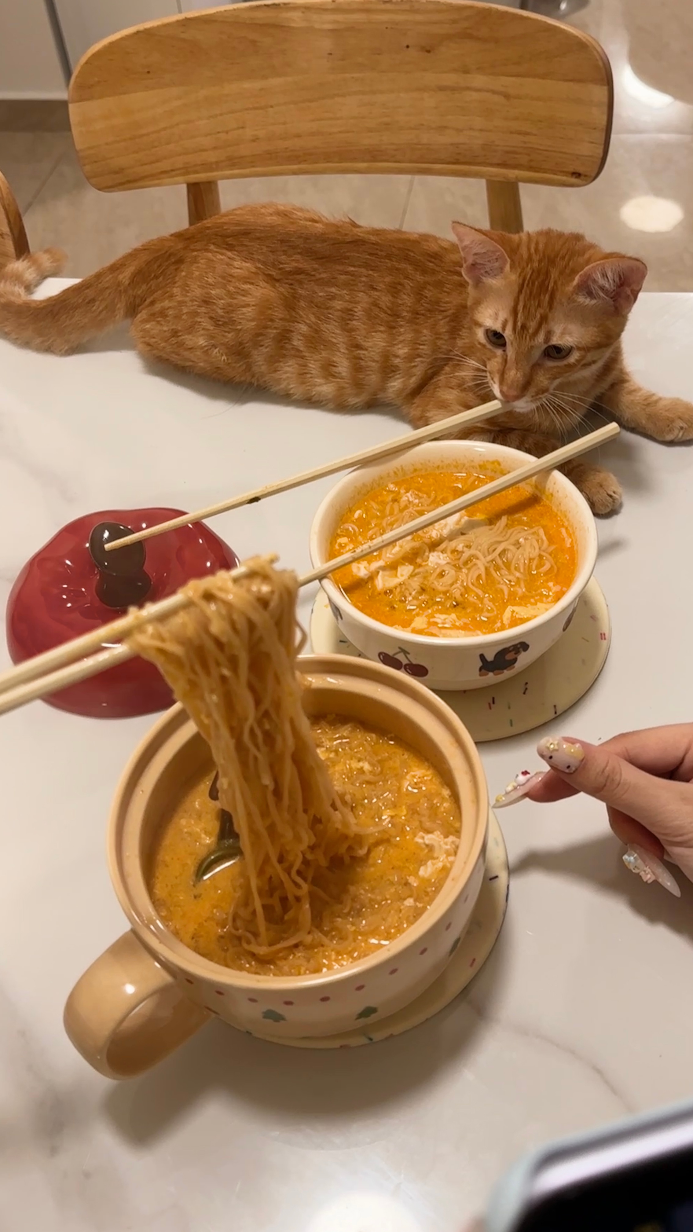 臭黄豆！捣蛋鬼！别捣蛋！半夜煮了在泰国买的小泡面^^是的没错是yjq煮的哦😋特