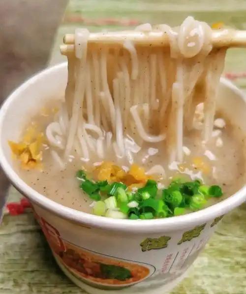 这道美食承载着老汉口的码头文化。早年，长江边的渔民将卖剩的小杂鱼熬制成浓稠的鱼汤