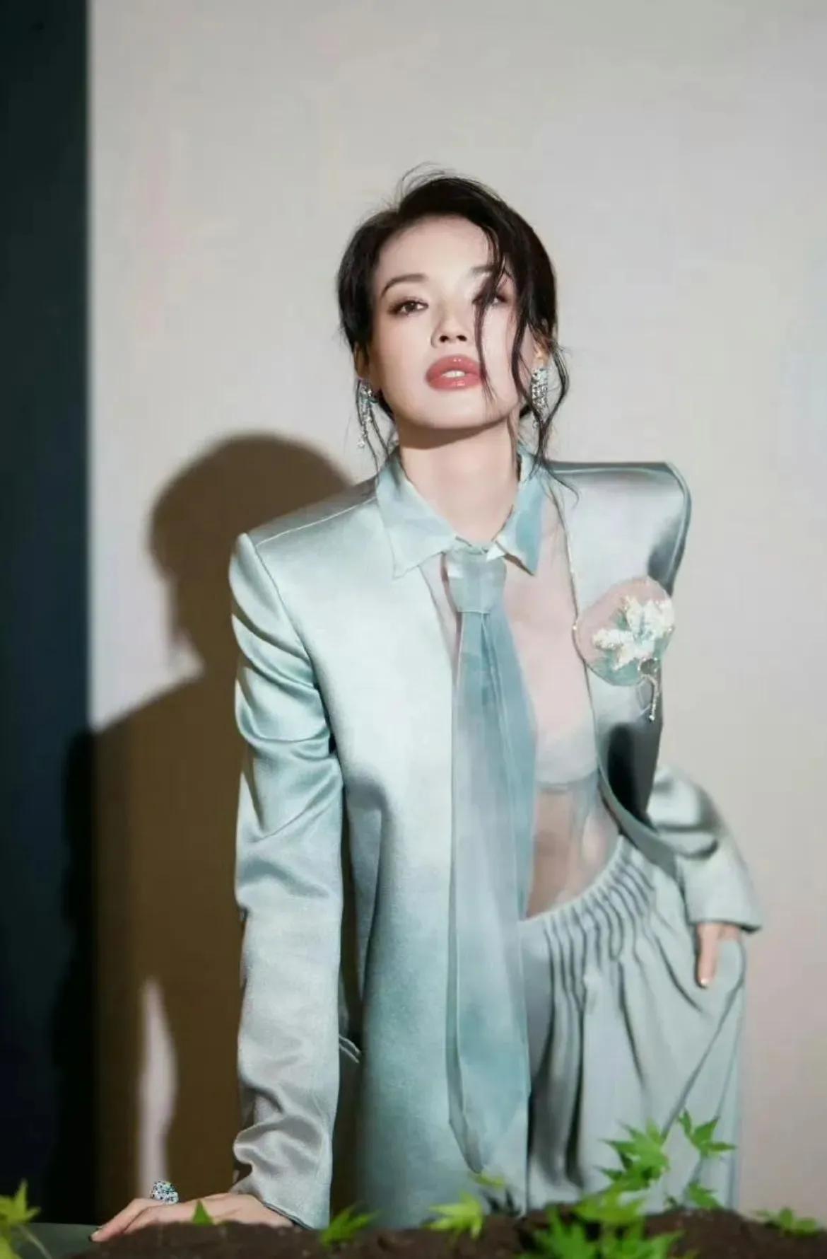 被舒淇的天青色西装狠狠拿捏了！😮‍💨
一身缎面西装套装，潇洒又干练。透视内搭