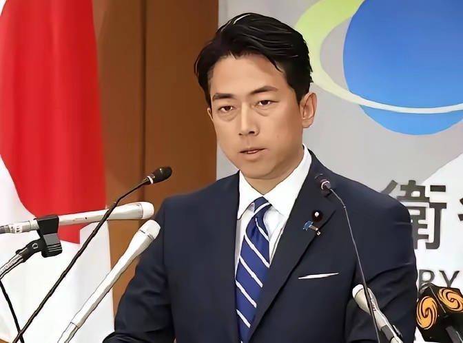 日本防卫大臣小泉进次郎表示，坐以待毙不是选项，出击才是日本的路。 