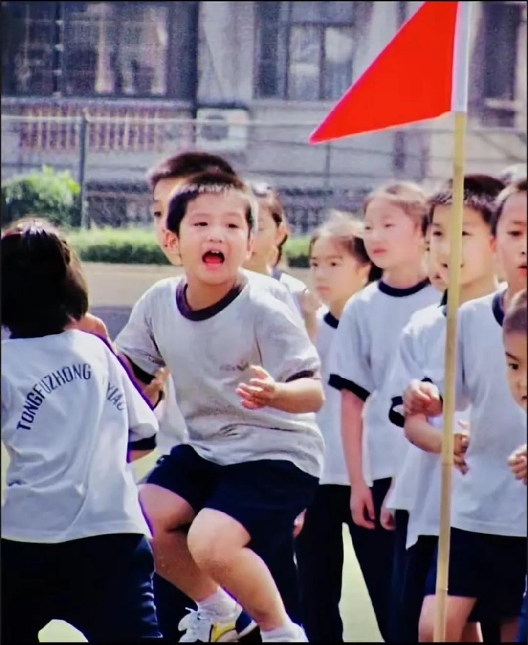 软萌小胖啊，那校服自己洗得确实不咋白。你说这孩子，咋就洗成那样呢？

有人就说啦