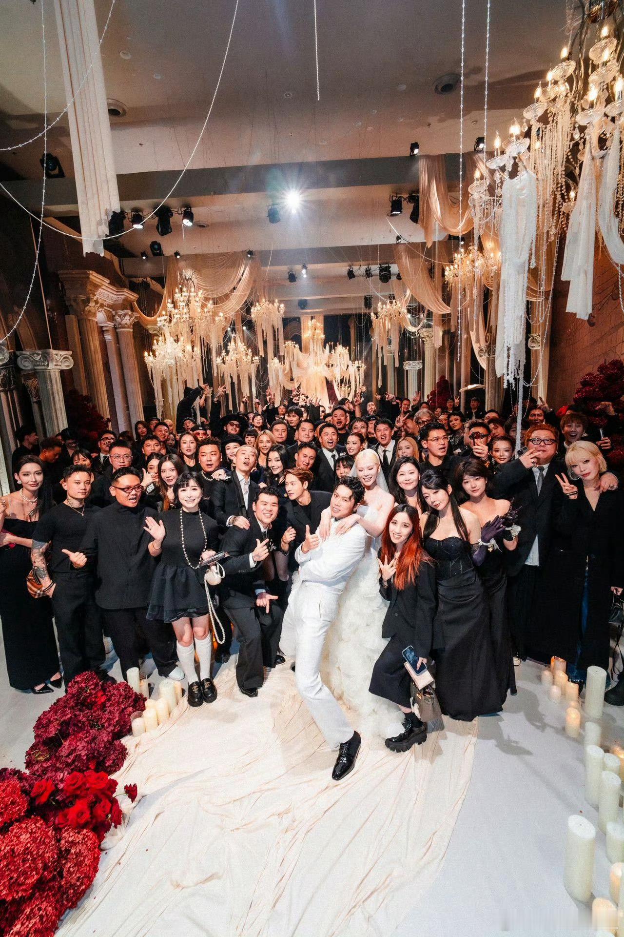 看啥了呢王嘉尔🤣 ​​​