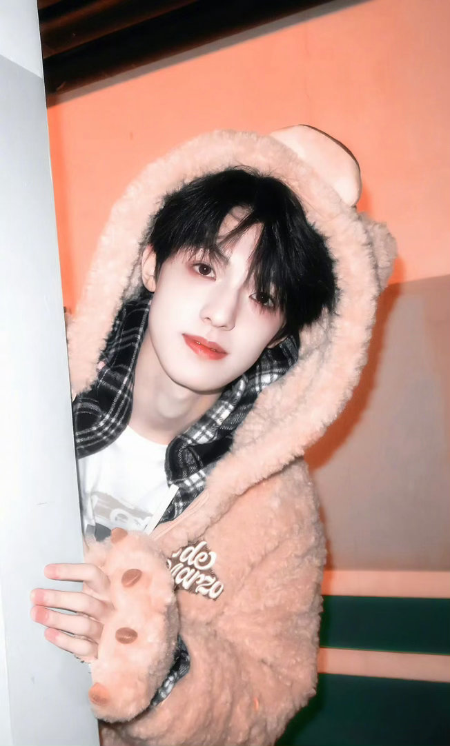 张泽禹19岁生贺照19岁，终于到了可以光明正大叫“老公”的年纪（bushi）。但