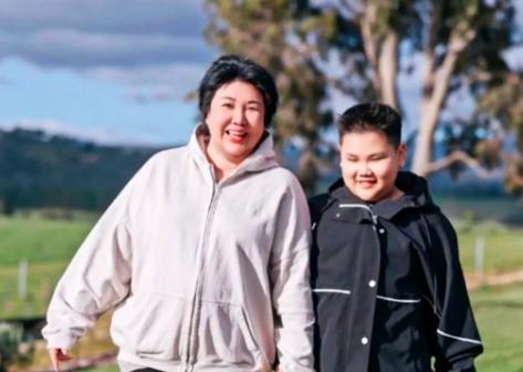 郭德纲家在墨尔本有座大院，泳池网球场全配齐，孩子胖乎乎晒太阳。
没人逼他练功了，