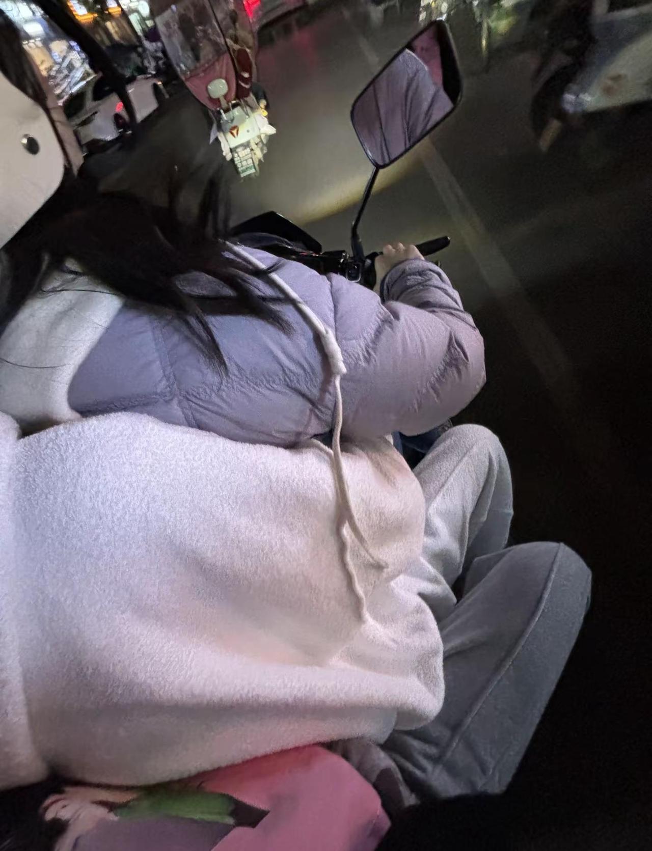 坐啥子奔驰宝马奥迪🫣坐这个就厉害了，全景天窗，无极变速，6D环绕，中央空调风