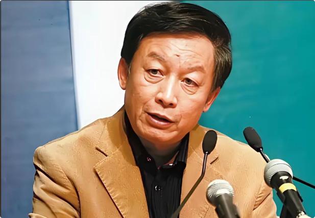 易中天说："一定要记着，人老了以后，不会再有谁想跟你亲近了，因为你已经没有了利用