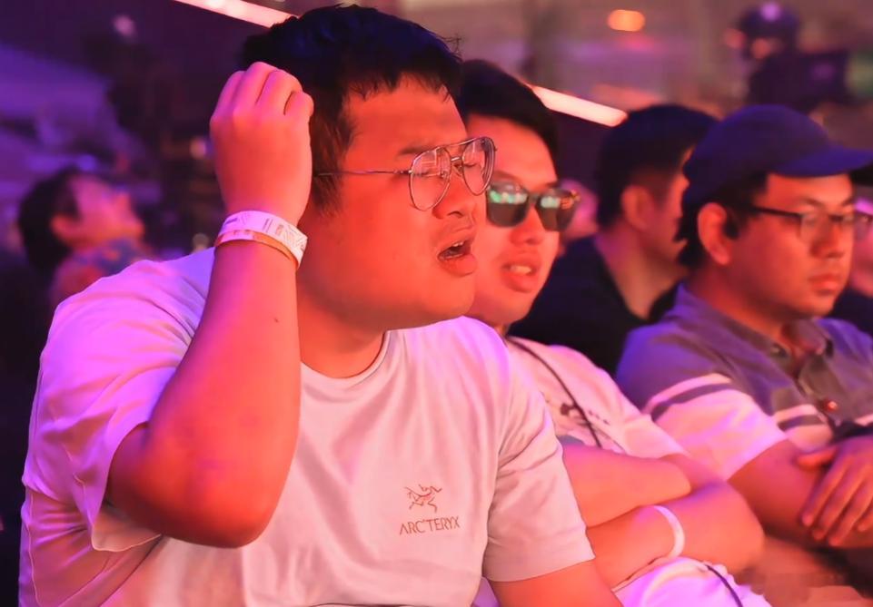 这波莫言沙王中箭，现场哥们的表情太有意思了dota2