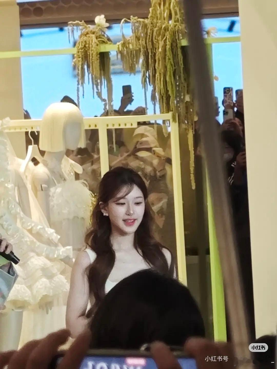 赵露思今日活动生图怎么样，这种风格还挺适合她的 