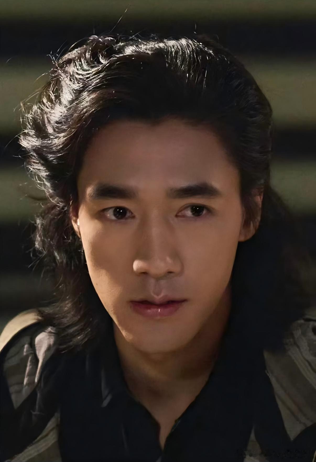 他那经得起放大的美貌！ 