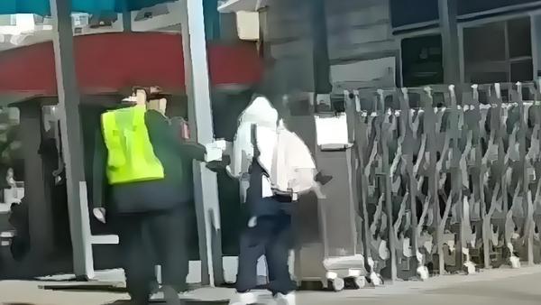 学生在校门口购买流动摊贩食品时，因管理措施不当或工作人员素质问题，导致学生权益受