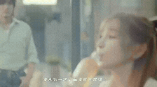 逢20就爱你茉莉开清香来显微镜已就绪！两人传递茉莉茶杯时，指尖相触多停留的半秒，