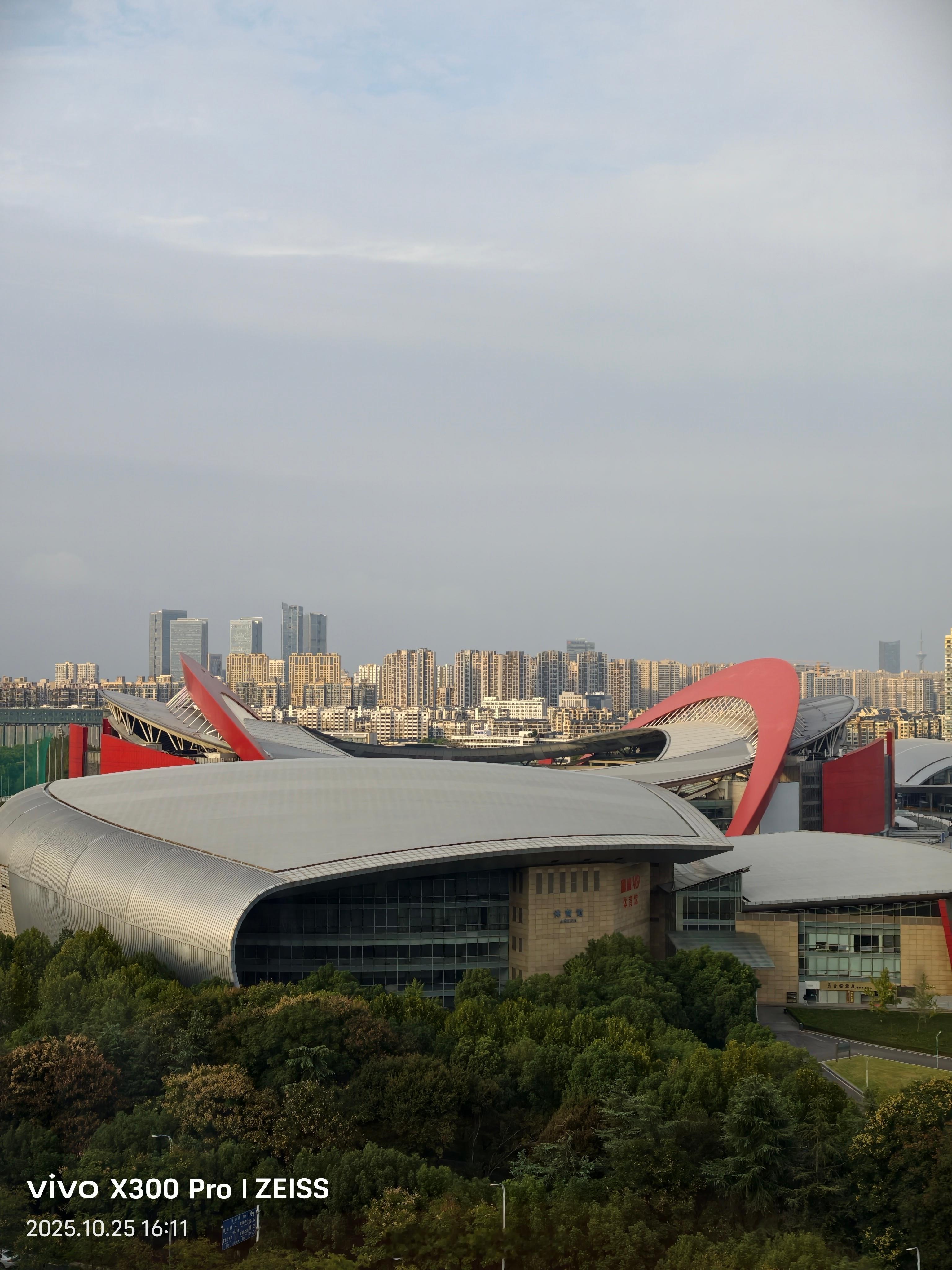 酒店就在孙燕姿南京演唱会场地的旁边，已经在听孙姐彩排了，tomorrow我准备好