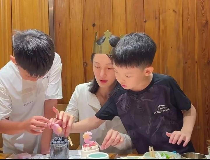 闫博雅38岁生日时，兄弟俩的表现暖到心里。小儿子海螺按照老家习俗滚鸡蛋送福气，还