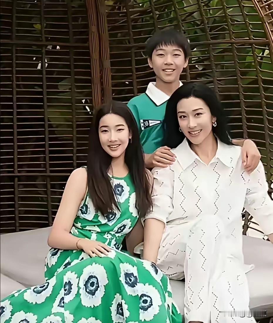 当年苗圃不顾罗晋挽留，毅然选择分手，转身嫁给安踏背后的百亿大佬。昔日这段抉择，曾