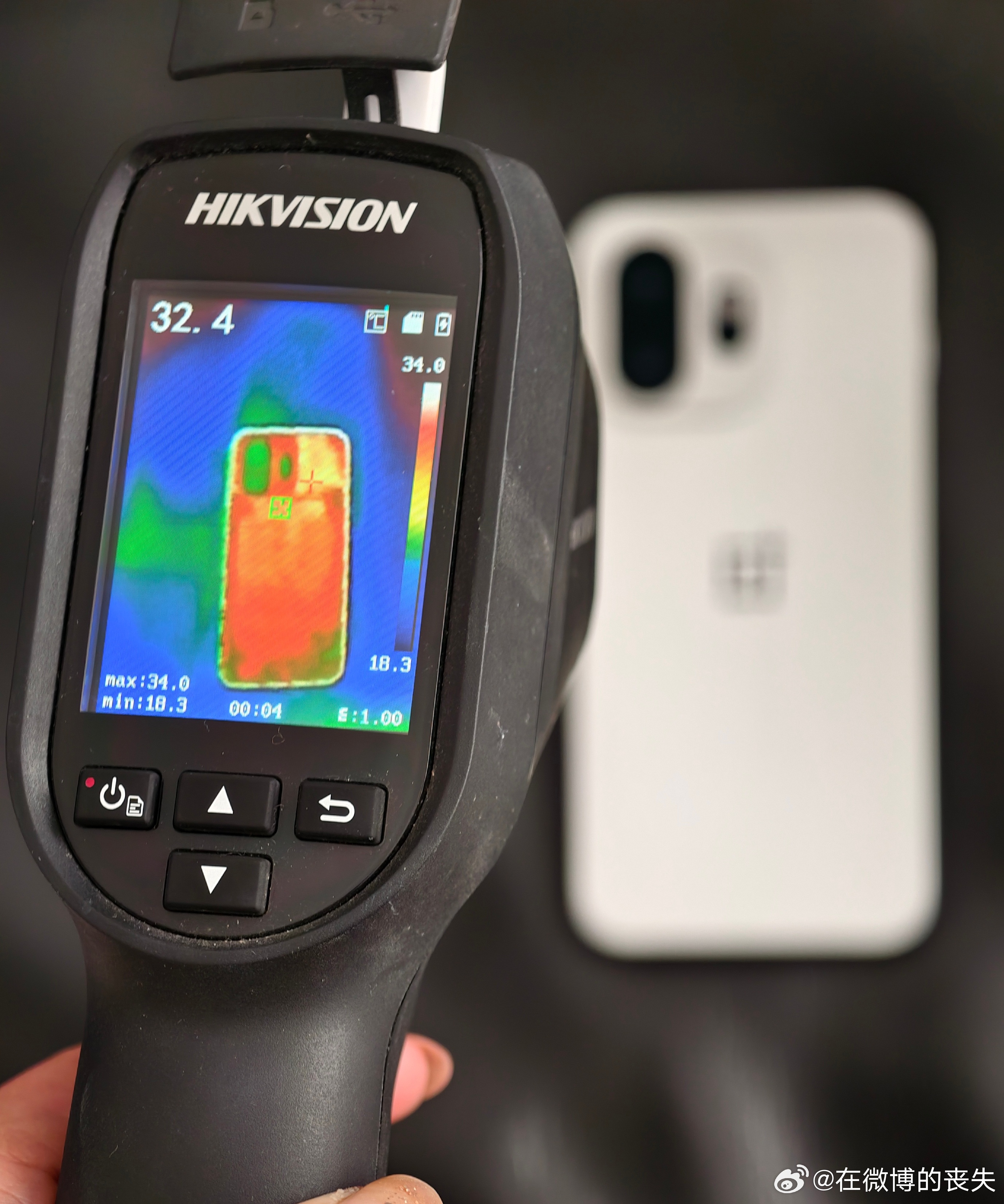 一加15T的游戏测试中，不管是半小时的最高画质原神，还是半小时的最高画质王者荣耀