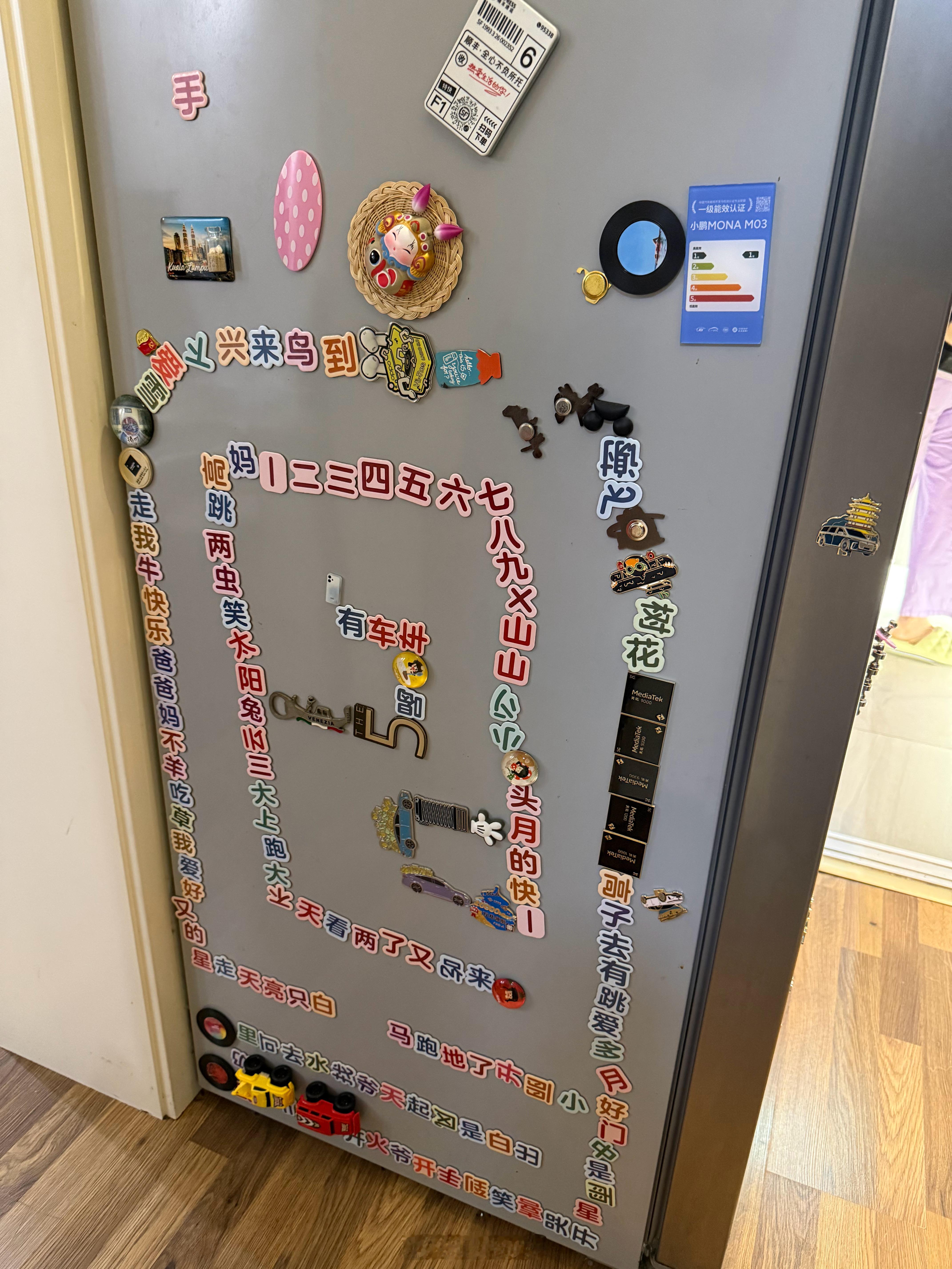 我家冰箱贴已经全部替换成更实用的东西了：小孩认字贴+中国地图拼图冰箱贴已经比冰箱