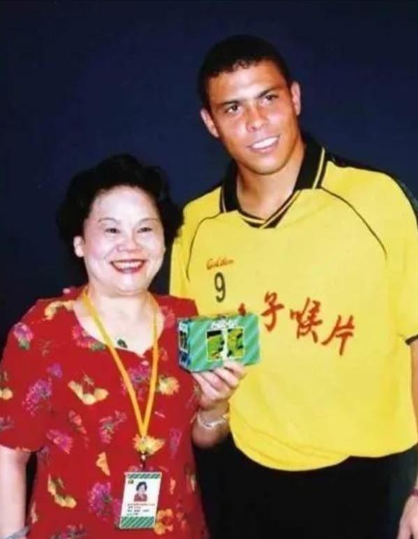 2003年，罗纳尔多来到中国，一个富婆对他说：“只要你陪我吃顿饭，我就给你30万