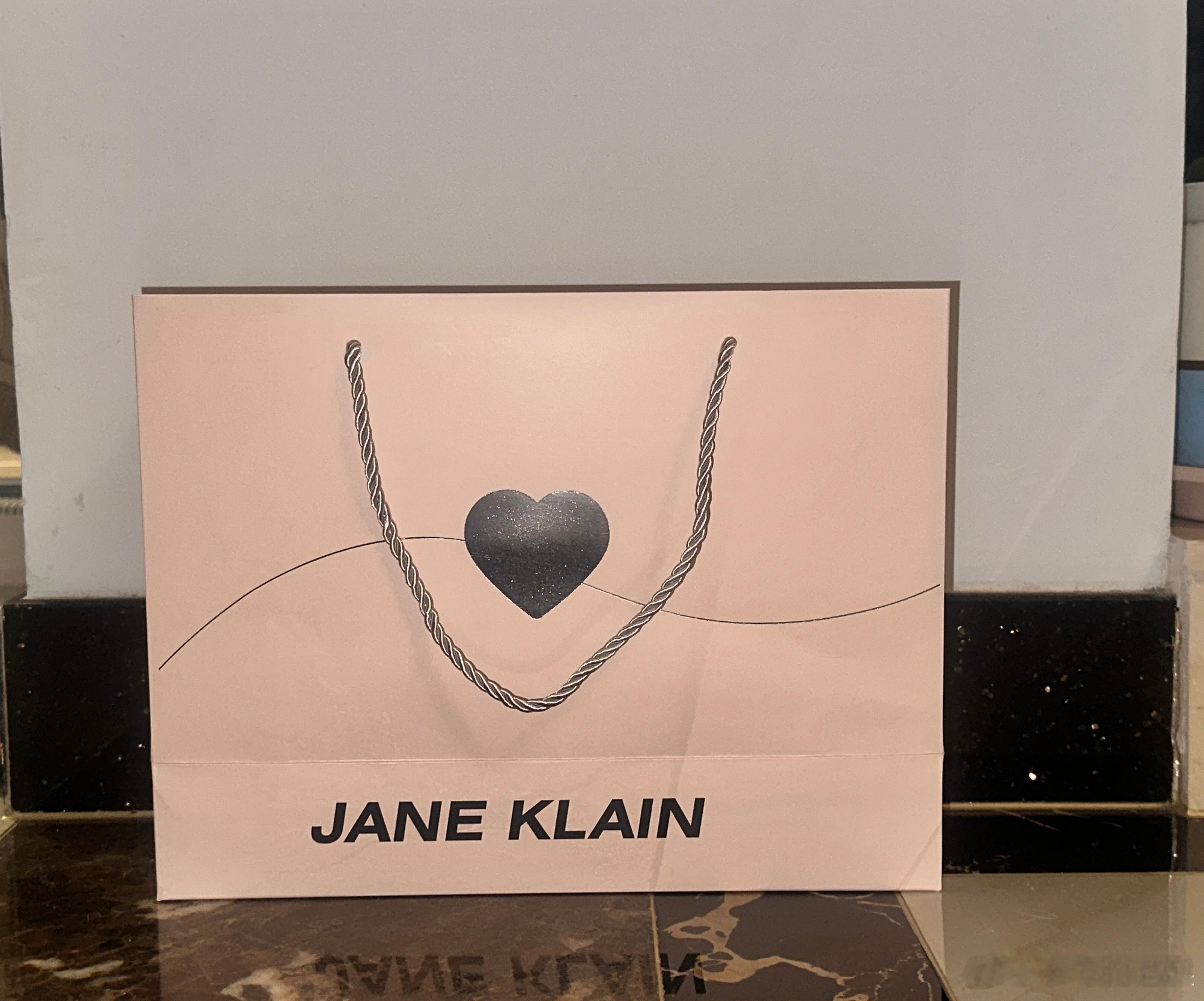 嘻嘻嘻在这个幸福的周五，拆开了柒柒送我的礼物！🎁她说她记得我喜欢粉色！天！真的