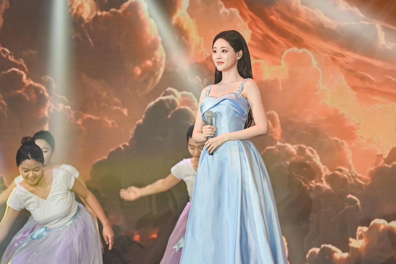 旋律激荡，青春飞扬！

在演员祝绪丹的领唱下，一曲《有我》引发全场共鸣，青年学子