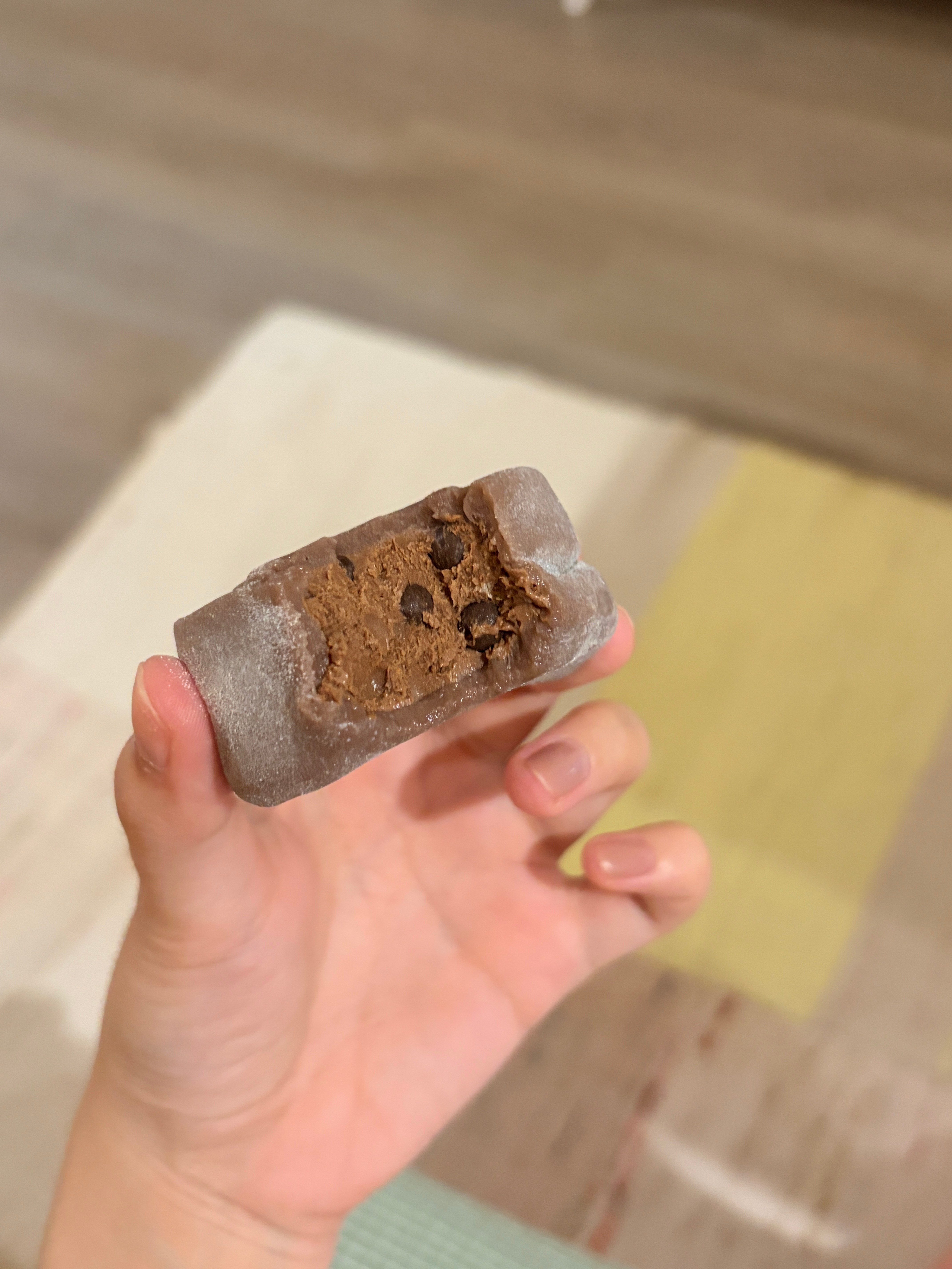 小象超市的生巧冰皮月饼很美味啊 是醇醇的黑巧 ​​​