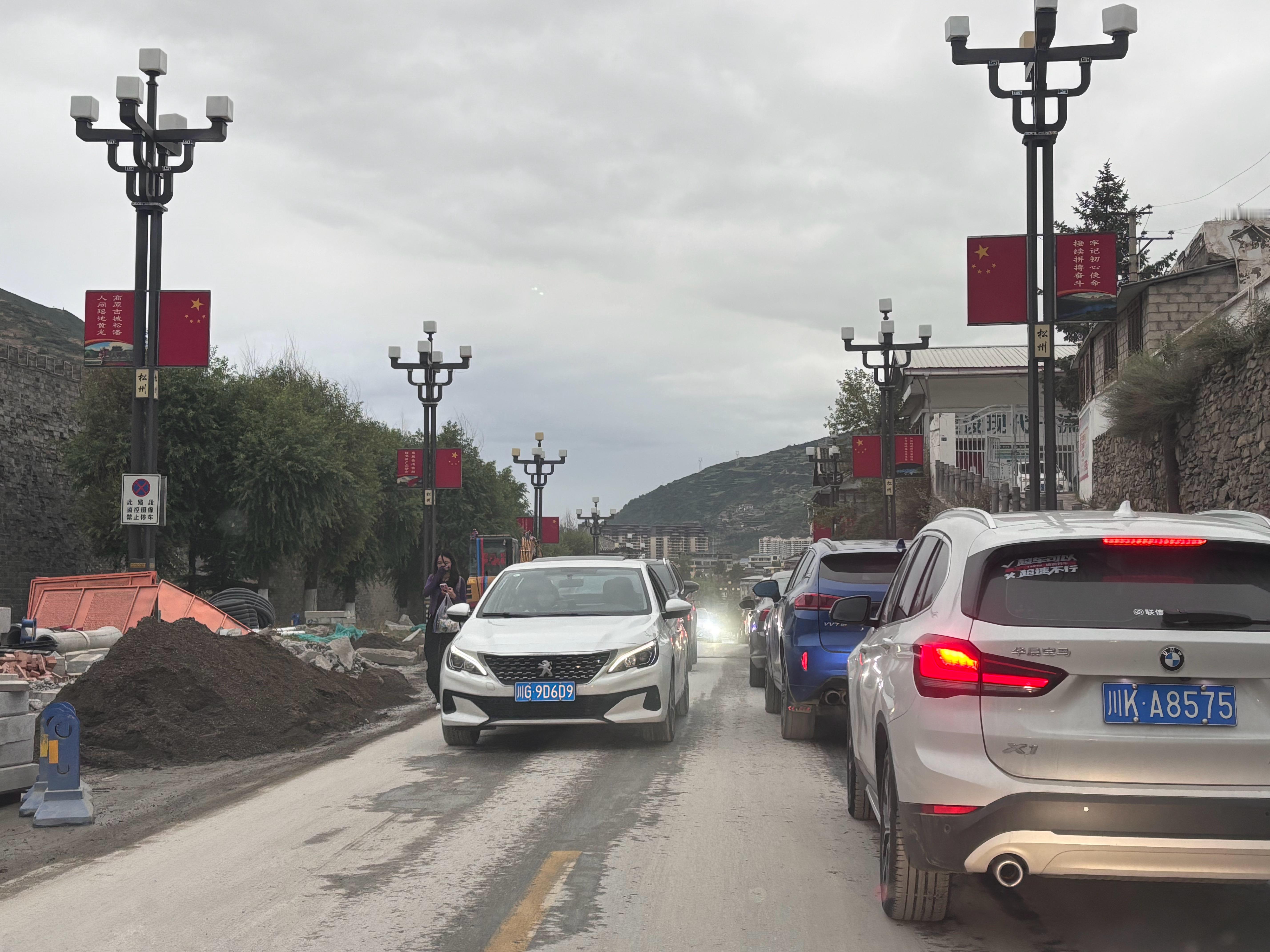 进出松潘县城，交通是个头痛的事。县城街道，破破烂烂，永远在修，永远完工不了。松潘