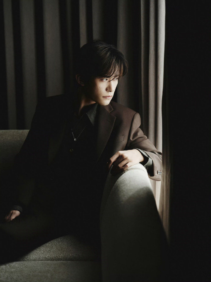 易烊千玺摩登绅士感易烊千玺西装look好带感摩登绅士风完美驾驭 