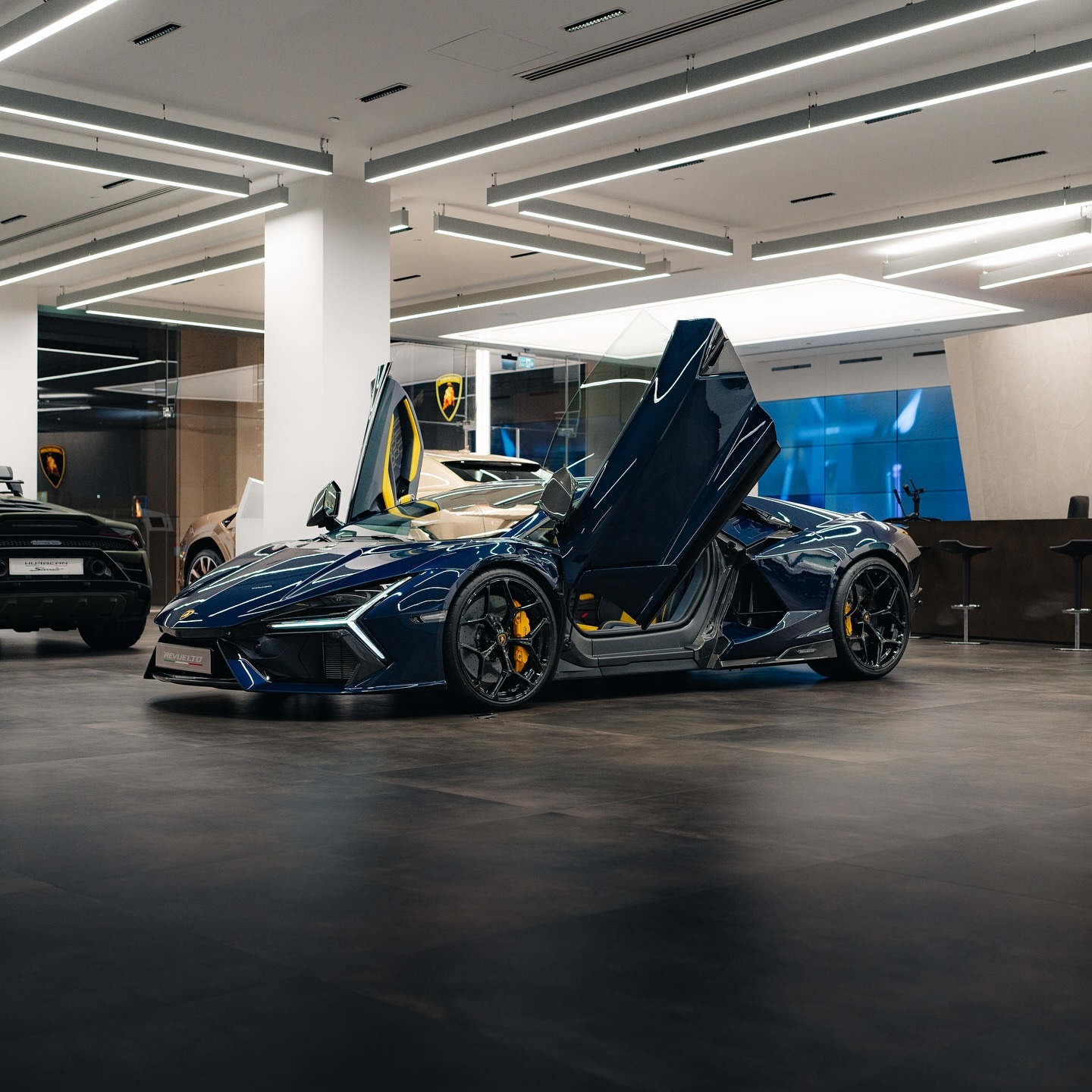 Lamborghini Revuelto 兰博基尼  兰博基尼是被土鳖贴膜改色和