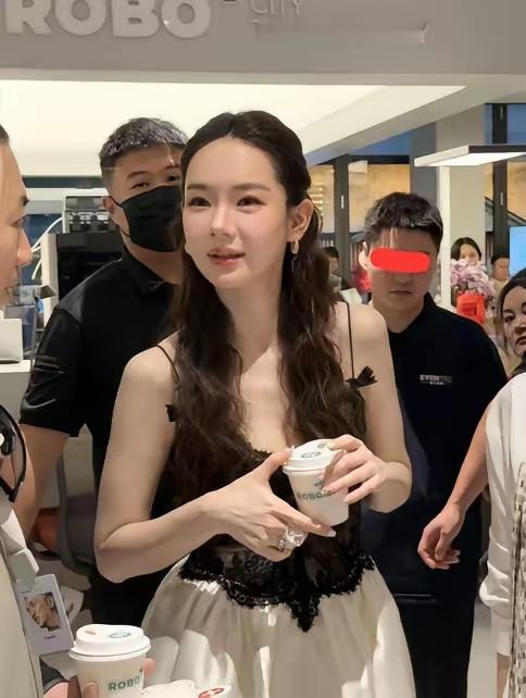 戚薇美女也41岁了，奔40了
也是要保养的
脸部没有皱纹，看着很精致
但是还是以