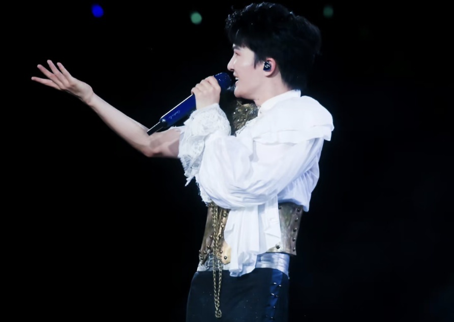 周深肌肉线条 周深新MV里的手臂状态太赞！他坦言一年去几次健身房，可肌肉线条却超