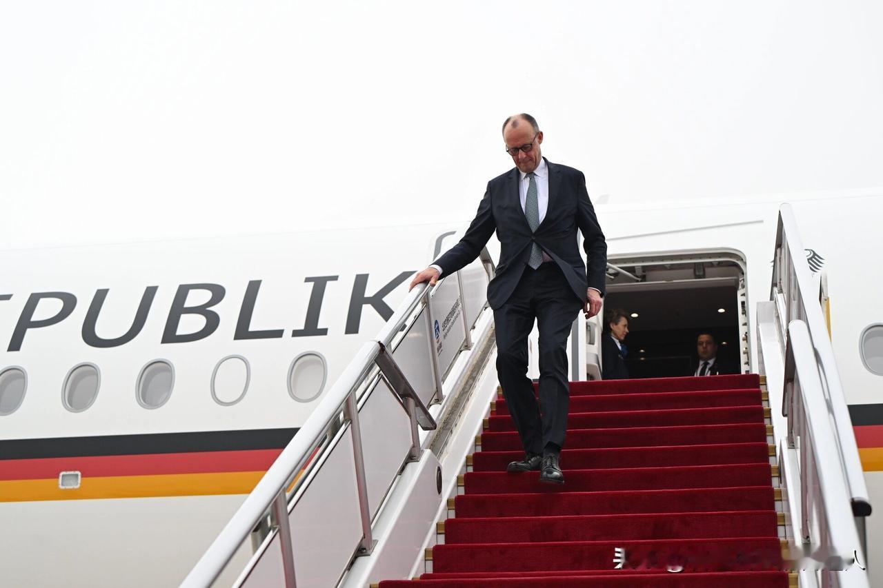 德国总理默茨的访华专机无视东京的警告，直接强行起飞！很多人以为，高市早苗这通电话