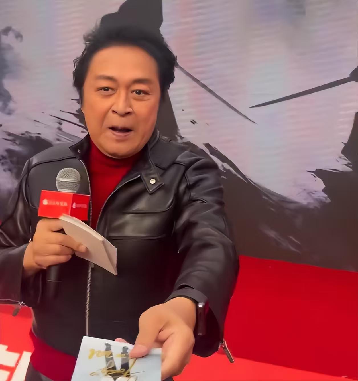 64岁马景涛，穿高跟鞋县城卖力演出，还在用梅花三弄做噱头，可叹可惜！
2026年