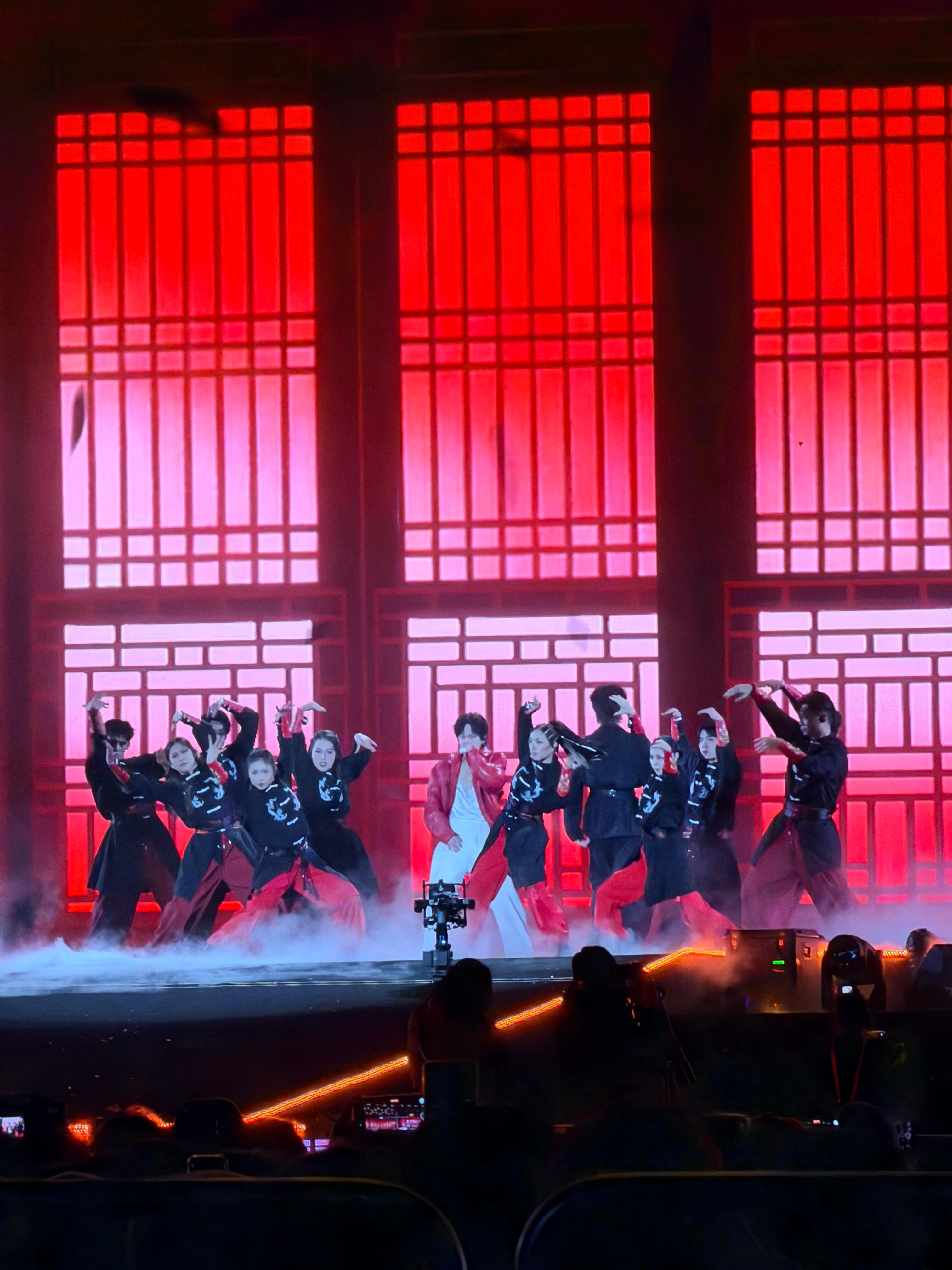 周震南颜安太稳了 谁被《华夏》舞台惊艳到了！周震南、颜安又唱又跳全程在线，跳完连