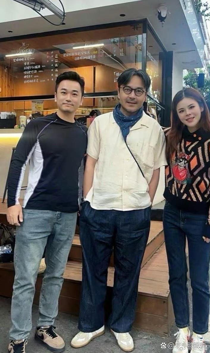 汪涵现身长沙街头，头发胡须已添白霜，虽多了几分岁月沧桑，但穿搭依旧绅士儒雅，文人