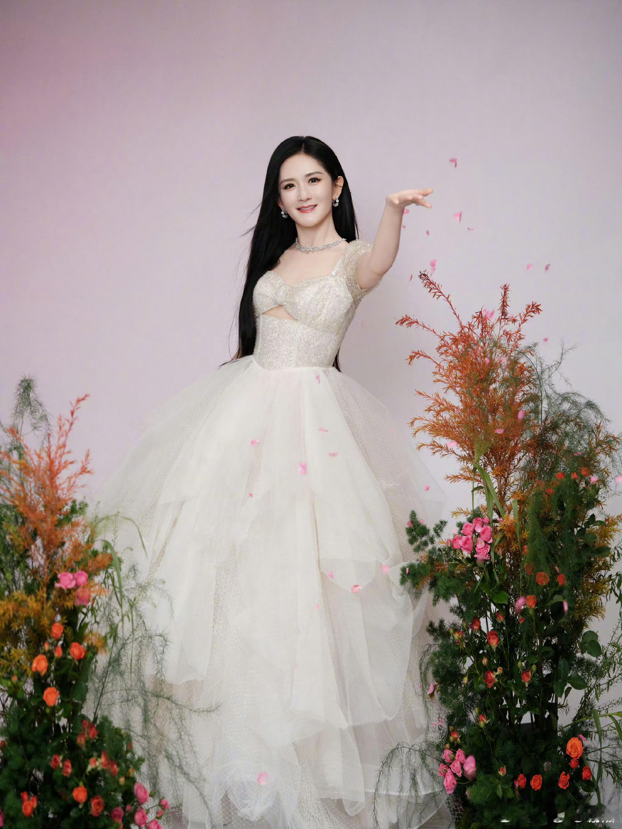 谢-仙女降临-娜！星光缀满的纱裙衬得肌肤雪白明亮，根本挪不开眼睛！ ​​​