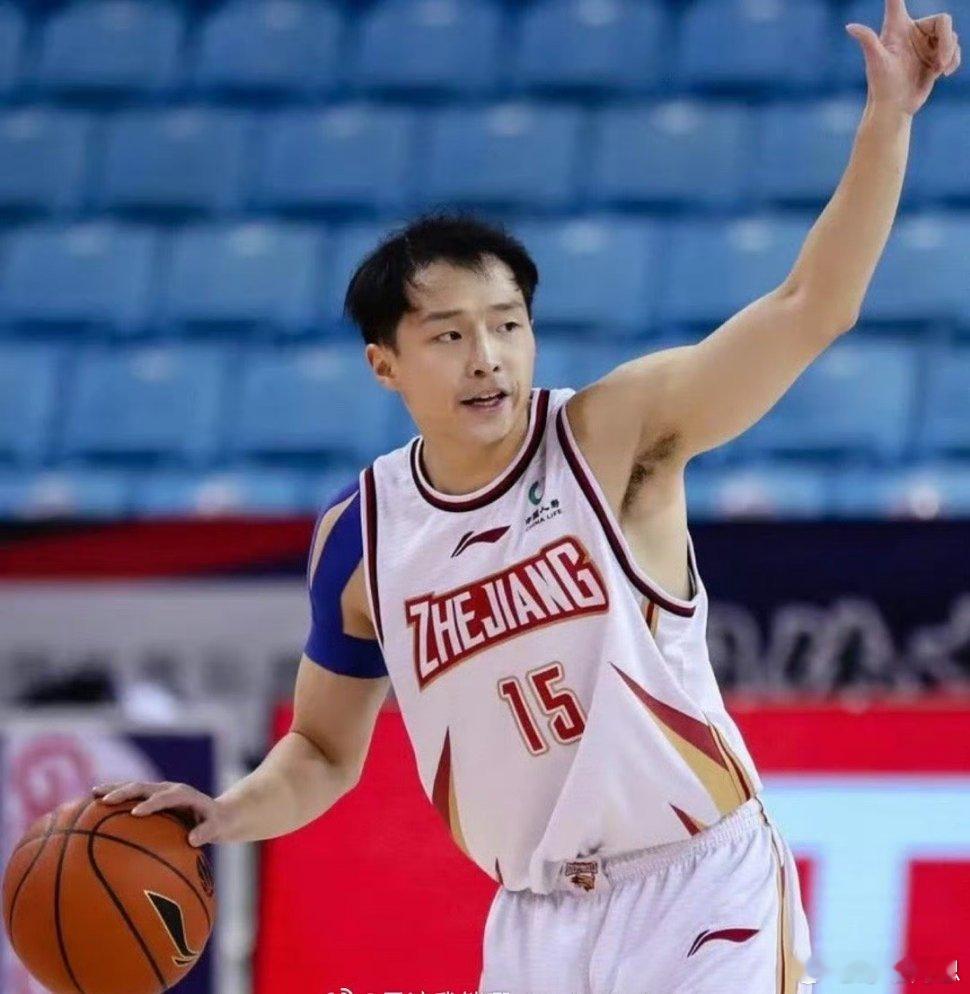 王奕博和青岛国信达成3年1800万的顶薪合同，但是目前这个合同正式生效还需要浙江