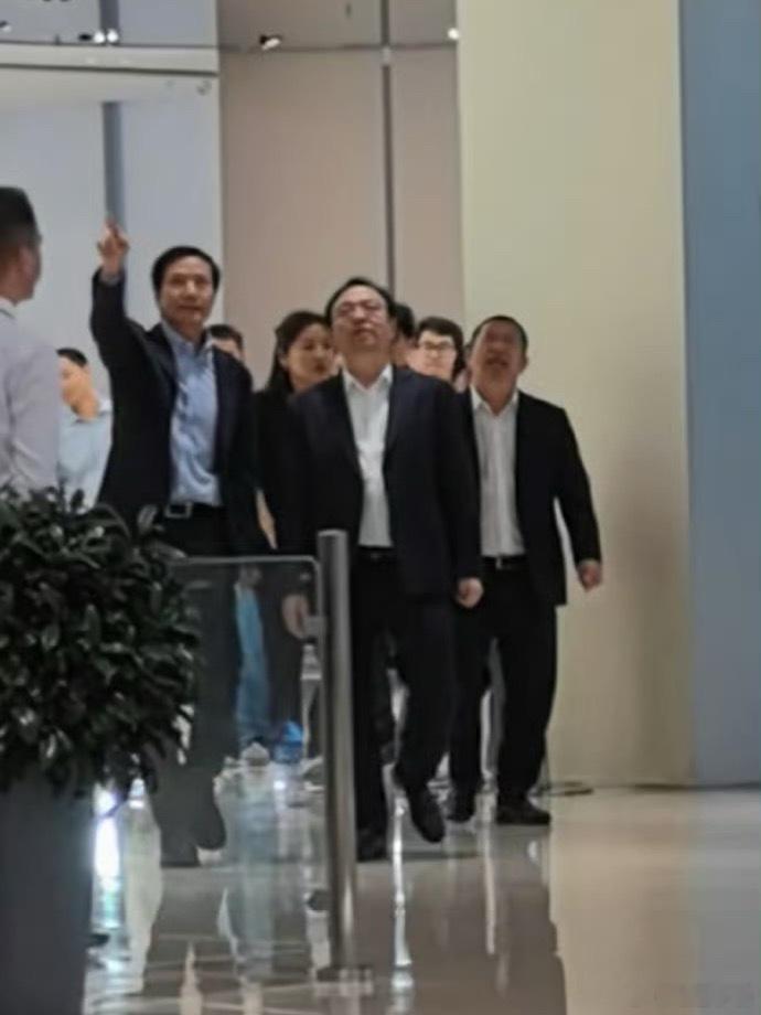 雷总什么时候带我参观一下小米工厂，主要是想看一下我的小米yu7﻿ 有没有在生产[