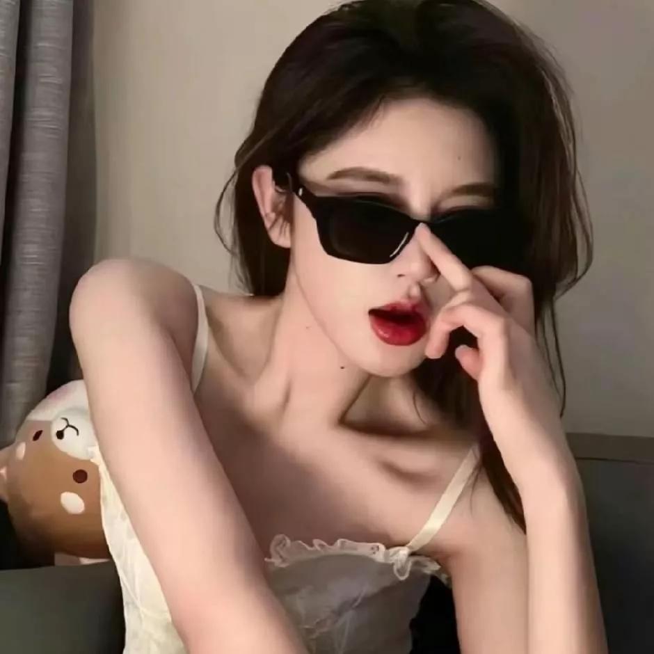 镜中人影，暗香浮动。轻纱雾影照 爱你镜中人 玉镜花影 镜中人壁纸 镜中陌生人 秋